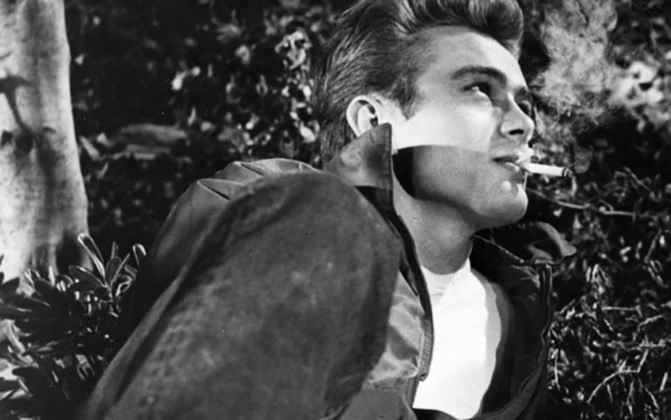 James Dean, jovem e belo ator que servia de inspiração para milhares de fãs, apareceu fumando no clássico 