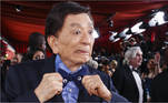 O veterano ator James Hong usa uma gravata com os olhinhos que são a marca do filme Tudo em Todo Lugar ao Mesmo Tempo