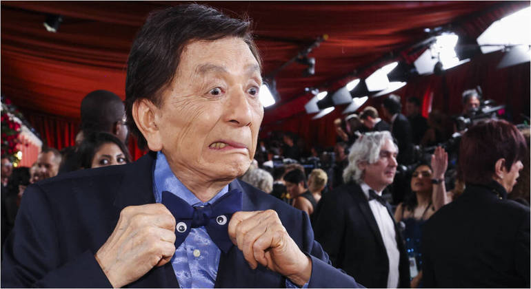 O veterano ator James Hong usa uma gravata com os olhinhos que são a marca do filme Tudo em Todo Lugar ao Mesmo Tempo