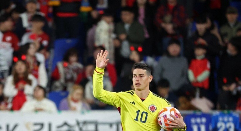 James Rodríguez comemora gol marcado em amistoso da seleção colombiana, em abril
