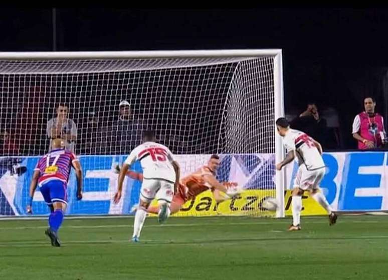 João Ricardo defendeu pênalti cobrado por James Rodríguez. É o segundo em seguida que o colombiano perde