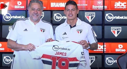 James Rodríguez recebe do presidente Julio Casares a camisa 19 do São Paulo