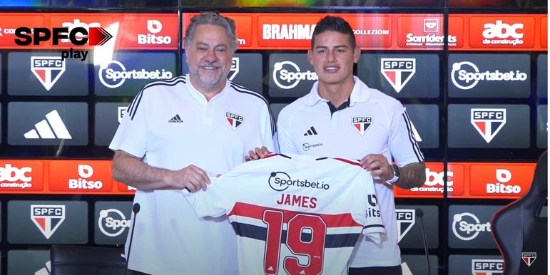 James Rodríguez recebe do presidente Julio Casares a camisa 19 do São Paulo