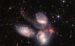 No detalhe está o Quinteto de Stephan, um agrupamento de cinco galáxias. A imagem divulgada pelo James Webb é a maior já divulgada pelo telescópio. Para se ter uma ideia, este mosaico, no tamanho original, cobre cerca de um quinto do diâmetro da Lua e foi construído a partir de quase mil arquivos de imagens, separados e posteriormente juntados
