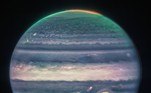 As imagens foram coloridas artificialmente, para que, dessa forma, as auroras nos polos de Júpiter, os anéis e as luas do planeta possam ser vistos com mais clareza