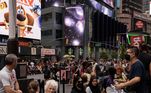 A Times Square é uma região famosíssima de Manhattan, em Nova York, conhecida pelas dezenas de telões instalados em seus prédios. Nesta terça (12), quem passou pela área pôde conferir fotos sensacionais do espaço feitas pelo telescópio James Webb