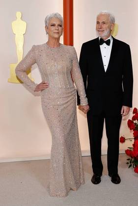 Jamie Lee Curtis e o marido Christopher Guest no tapete vermelho do Oscar 2023