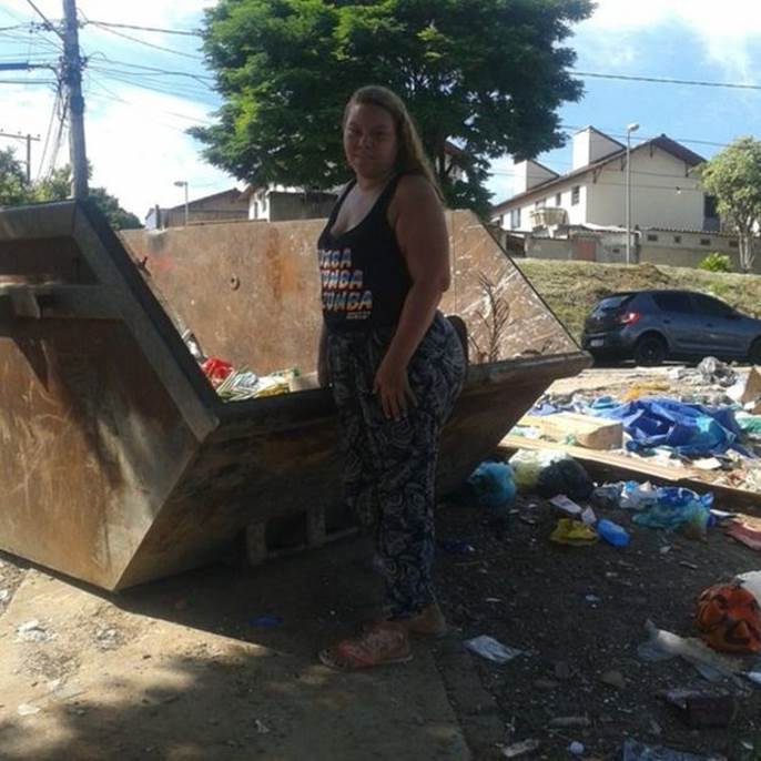 Janaina de Melo sustenta três filhos e o marido desempregado com dinheiro que ganha como catadora de material reciclado