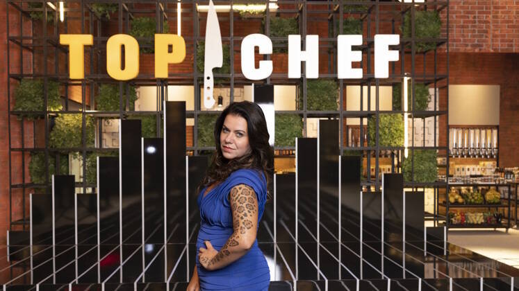 Janaína Torres Rueda, consagrada profissional da gastronomia paulistana, chega com tudo para avaliar os pratos preparados pelos participantes ao lado de Emmanuel Bassoleil e Felipe Bronze!
