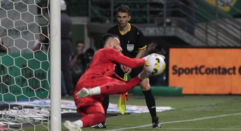 Jandrei defende o pênalti cobrado pelo meia Raphael Veiga do Palmeiras no Allianz Parque