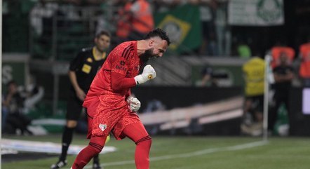 Jandrei comemora pênalti defendido pelo São Paulo