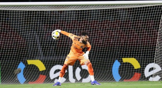Jandrei sai jogando com as mãos na partida contra o Manaus pela Copa do Brasil