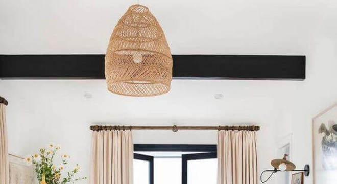 Janela aberta para quarto iluminado 