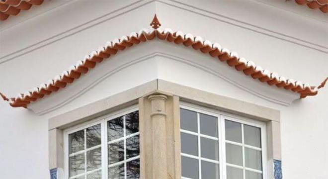 Janela de vidro com grade decorada com flores