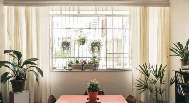 Janela de vidro com grade para sala de jantar