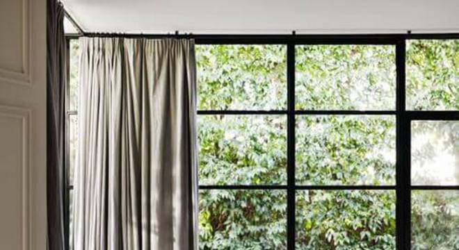 Janela de vidro para quarto com cortina blackout
