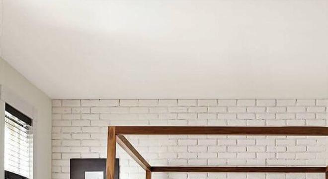 Janela para quarto com cama com dossel de madeira