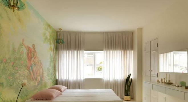 Janela para quarto de casal amplo e bem decorado