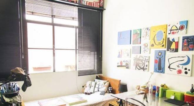Janela para quarto moderno com persianas