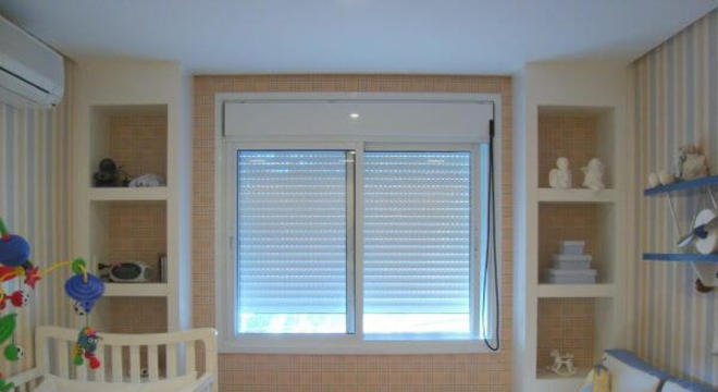 janela para quarto veneziana