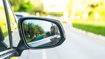 Criança morre asfixiada após ficar com pescoço preso em janela de veículo em Pará de Minas (MG)   