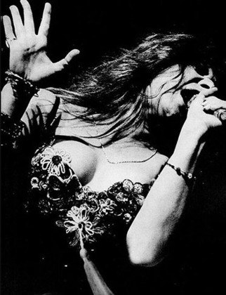 Janis Joplin - Mito na história do rock and roll, e apontada como uma das maiores cantoras de soul,  Joplin também representou a geração beat. Morreu aos 27 anos, em 1970, após overdose de heroína e álcool. 