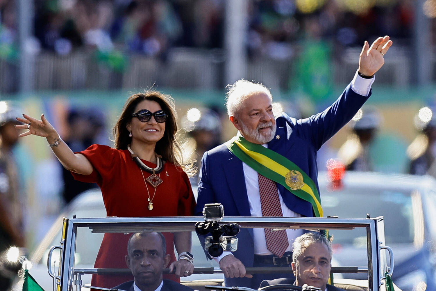 Janja da Silva e Lula acenam para o público na Esplanada dos Ministérios, em Brasília