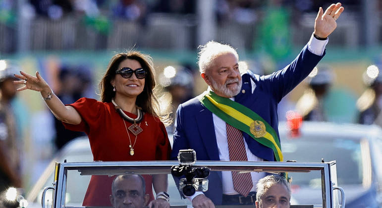 Janja da Silva e Lula acenam para o público na Esplanada dos Ministérios, em Brasília