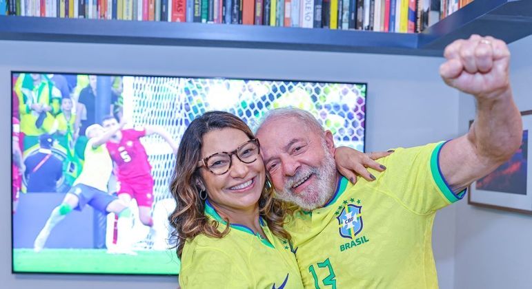 O presidente eleito Luiz Inácio Lula da Silva (PT) e a futura-primeira dama, Rosângela da Silva, durante jogo do Brasil