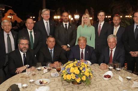 Eduardo Bolsonaro conta como foi jantar com Trump
