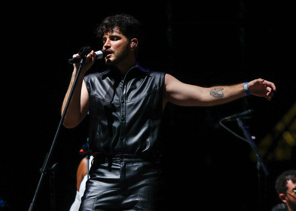 O show de abertura da noite ficou por conta do cantor brasileiro Jão, que já tinha se apresentado recentemente no Lollapalooza