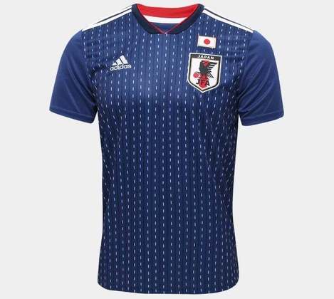 Japão 2018 (primeiro uniforme) - o design simples com listras que lembram a costura tradicional japonesa transformaram a camisa em uma peça possível de ser usada no dia a dia. 