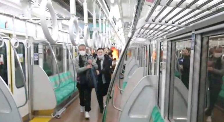 Pessoas correm em um trem em Tóquio, após ataque com faca e incêndio