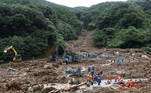 Equipe de resgate trabalham em área de deslizamento de terra em Kumamoto, no Japão, atingida por fortes chuvas e deslizamentos de terra