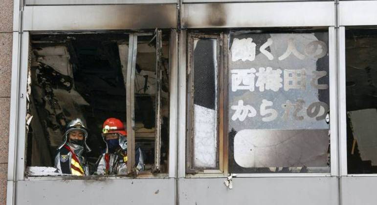Bombeiros são vistos dentro do prédio onde ocorreu um incêndio em Osaka
