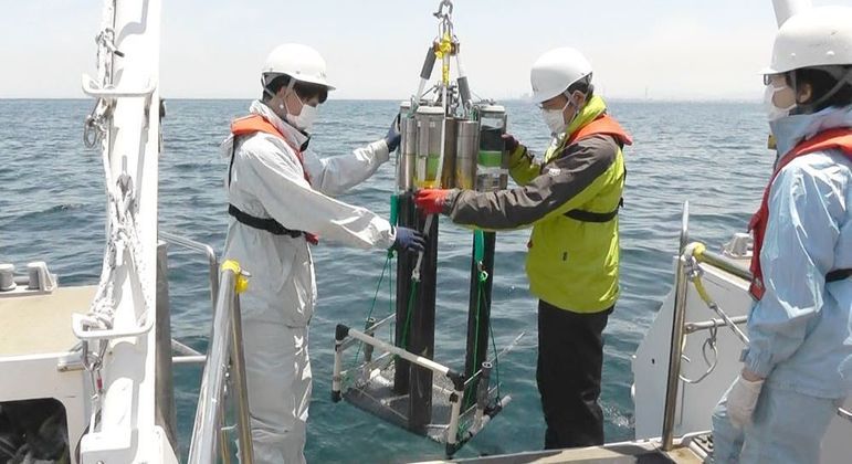 Foto mostra cientistas durante pesquisa, em 2021, extraindo sedimentos e lama do fundo do mar