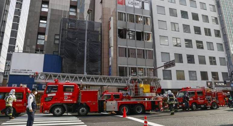 Caminhões de bombeiros são vistos em frente a um prédio onde ocorreu um incêndio em Osaka