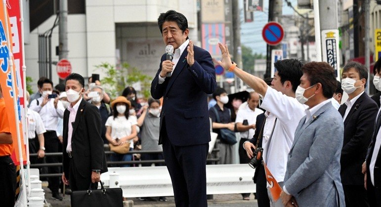 O ex-primeiro-ministro do Japão Shinzo Abe morreu após ser baleado em comício 