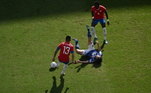 Yuki Soma luta pela bola com o meio-campista da Costa Rica, Gerson Torres 
