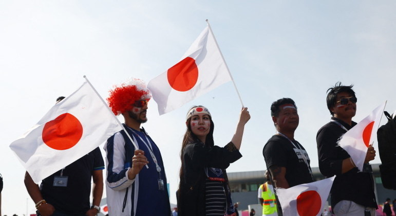 Torcedores do Japão chegam ao estádio  Ahmed bin Ali