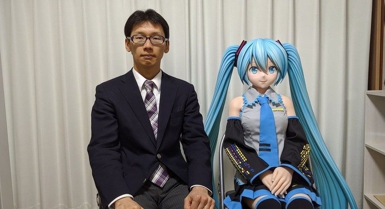 Japonês Akihiko Kondo é casado há quatro anos com um holograma