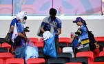 A iniciativa dos torcedores japoneses foi observada de perto por outros torcedores e até por funcionários que trabalhavam na partida disputada no Catar