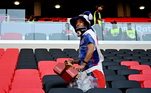 Em campo, o Japão não conseguiu repetir a boa atuação da estreia, quando venceu a poderosa Alemanha, e perdeu neste domingo (27) para a Costa Rica por 1 a 0. Porém, nas arquibancadas, os torcedores repetiram o gesto já tradicional e que você acostumou a ver desde a Copa disputada no Brasil em 2014
