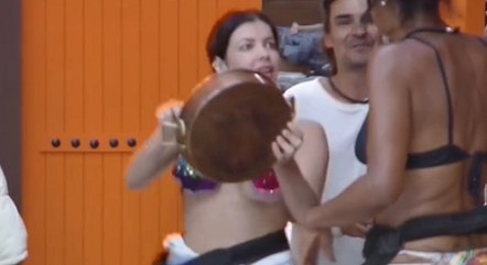 Jaque fez a festa no quarto ao receber o celular para gravar conteúdos