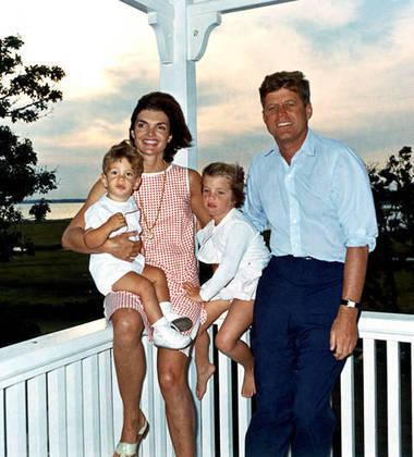 Jaqueline Kennedy - Foi a primeira mulher a chamar atenção pela beleza na Casa Branca. Casada com John Kennedy desde 1953,  foi primeira-dama de 1961 a 1963, quando Kennedy foi assassinado. Ela estava no carro ao lado dele na hora do crime, no Texas. 