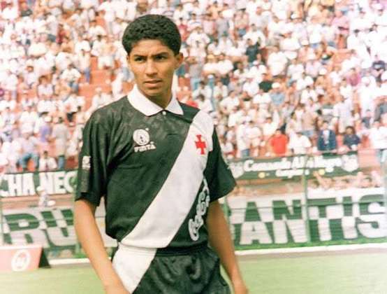 15º - Jardel - 16 gols em 21 jogosFamoso
por marcar golaços de cabeça, Jardel foi campeão da Copa Libertadores de 1995
pelo Grêmio e artilheiro do torneio