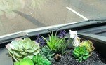 Eis que surge mais uma estranha moda no Instagram, que rapidamente é identificada e propagandeada: a cardinagem. Como o nome mostra, é uma forma de jardinagem dentro de um carro. Mais ou menos como a imagem acima mostra, com a criação de mini canteiros nos espaços do veículo, de preferência com vegetais que não cresçam muito