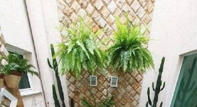 Jardim de inverno com mesa e cadeiras brancas