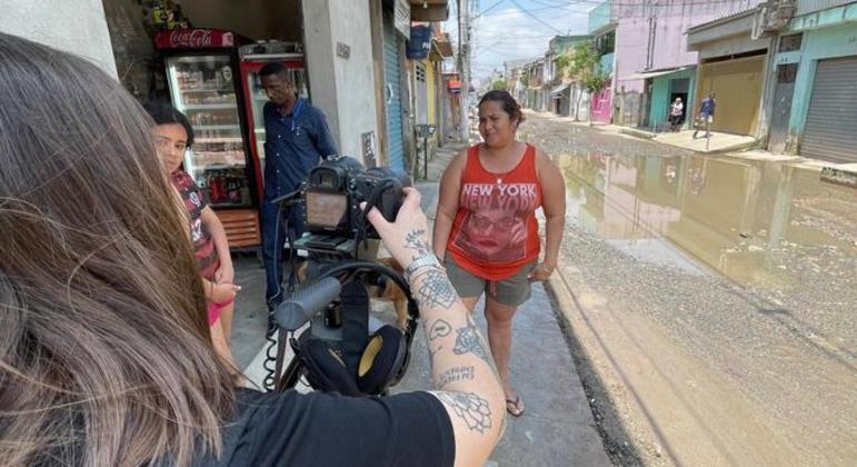 A moradora Ivaneidi Santos relata as dificuldades de sair para trabalhar 