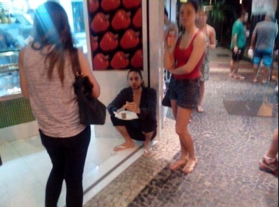Considerada um marco para os internautas brasileiros, a foto do ator Jared Leto comendo no chão, de chinelos e com o visual descuidado no Rio de Janeiro espanta os fãs até hoje